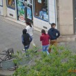Parigi, 5 rom circondano turista al bancomat e lo derubano04