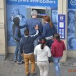 Parigi, 5 rom circondano turista al bancomat e lo derubano03