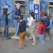 Parigi, 5 rom circondano turista al bancomat e lo derubano02