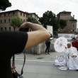 Roma, travestito da Wojtyla fa foto con turisti04