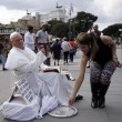 Roma, travestito da Wojtyla fa foto con turisti02