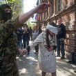Ucraina, filorussi bendano e rapiscono la giornalista Irma Krat07