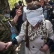 Ucraina, filorussi bendano e rapiscono la giornalista Irma Krat06