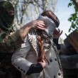 Ucraina, filorussi bendano e rapiscono la giornalista Irma Krat05