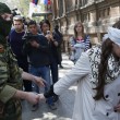Ucraina, filorussi bendano e rapiscono la giornalista Irma Krat02