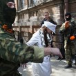 Ucraina, filorussi bendano e rapiscono la giornalista Irma Krat01