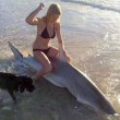 Ragazza cavalca uno squalo in spiaggia FOTO