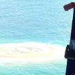 Naufraghi su isola salvati grazie a "sos" gigante scritto sulla sabbia02