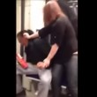 La donna colpisce l'uomo (YouTube)