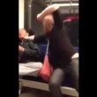 La donna posseduta sferra un pugno al vicino sul treno (YouTube)