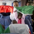 Bambini Congo, durante volo una di loro fa treccina al ministro Boschi 02