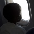 Bambini Congo, durante volo una di loro fa treccina al ministro Boschi 04