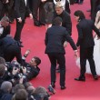 Cannes, uomo prova a nascondersi sotto al vestito di America Ferrera02