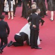 Cannes, uomo prova a nascondersi sotto al vestito di America Ferrera07