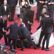 Cannes, uomo prova a nascondersi sotto al vestito di America Ferrera03