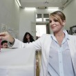Francesca Pascale al seggio elettorale le carezze a Dudino06
