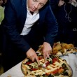 Matteo Renzi a Napoli: maestro pizzaiolo gli regala Margherita con dedica08