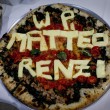 Matteo Renzi a Napoli: maestro pizzaiolo gli regala Margherita con dedica07