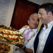Matteo Renzi a Napoli: maestro pizzaiolo gli regala Margherita con dedica05
