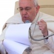 Papa Francesco senza zuccotto a piazza San Pietro02