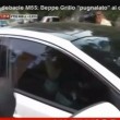 Beppe Grillo esce dalla sua villa e mima pugnalata al cuore02