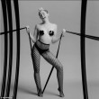 Miley Cyrus: topless e bondage nel video di "Tongue Tied" 03