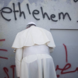 Papa Francesco a Betlemme prega sul muro che divide Israele e Palestina (foto)