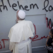 Papa Francesco a Betlemme prega sul muro che divide Israele e Palestina (foto)