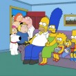 Le due famiglie nel salotto di casa Simpson