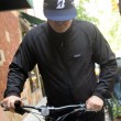 Alec Baldwin in bici contromano a New York08