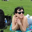 New York, lettrici in topless a Central Park: la legge lo permette