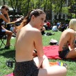 New York, lettrici in topless a Central Park: la legge lo permette 4