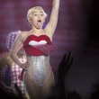 Miley Cyrus, show hot al Forum di Assago: twerking con hot dog e auto (video) 3