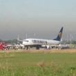 Ciampino, aereo Ryanair finisce contro caserma pompieri: 200mila euro di danni FOTO - 7