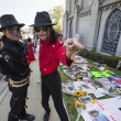 Michael Jackson moriva 5 anni fa: fan spargono 15 rose sulla tomba19