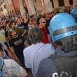 Mose, a Venezia consiglio comunale interrotto: proteste continuano fuori, polizia carica02