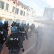 Mose, a Venezia consiglio comunale interrotto: proteste continuano fuori, polizia carica01