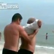 Russia, ubriaco in spiaggia scambia dei pantaloni per una giacca06