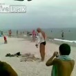 Russia, ubriaco in spiaggia scambia dei pantaloni per una giacca04