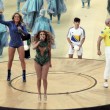 Jennifer Lopez, body scollatissimo di paillettes verdi all'apertura dei Mondiali05