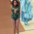 Jennifer Lopez, body scollatissimo di paillettes verdi all'apertura dei Mondiali02