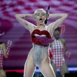 Miley Cyrus, show hot al Forum di Assago: twerking con hot dog e auto (video) 2