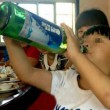 Bambino cinese beve birra a 2 anni. I genitori: "Se gli diciamo no piange"