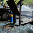 Cina, le vietano di portare il cane al ristorante: prende l'auto e sfonda la vetrina01