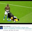 Mario Balotelli taglia l'erba in campo: gli sfottò su Twitter10