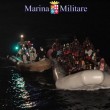 Gommone si ribalta: almeno 10 immigrati morti al largo della Libia (foto)
