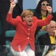 Angela Merkel scatenata in tribuna. Poi selfie con Podolski, foto con la squadra 2