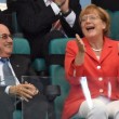 Angela Merkel scatenata in tribuna. Poi selfie con Podolski, foto con la squadra