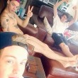 One Direction, Harry Styles nudo sul divano: la foto