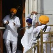 India, la guerriglia dei sikh al Tempio d'Oro di Amristar: scimitarre e bastoni 01